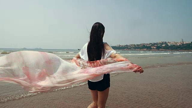 詳情圖-戴著圍巾在海邊散步的女人