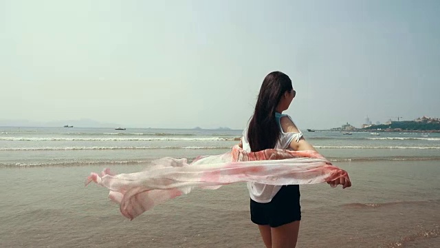 詳情圖-戴著圍巾在海邊散步的女人