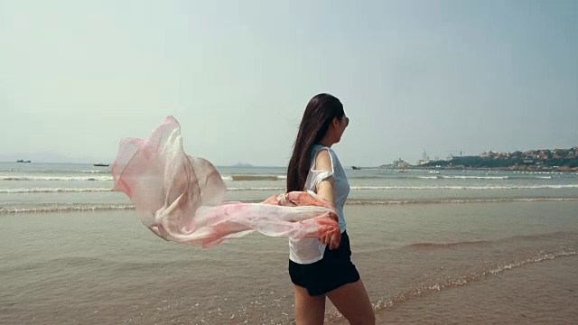 詳情圖-戴著圍巾在海邊散步的女人