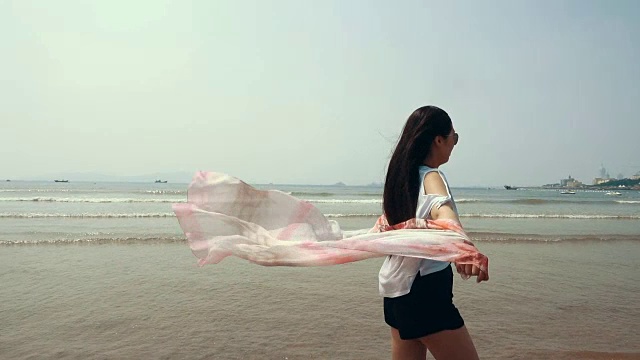 詳情圖-戴著圍巾在海邊散步的女人
