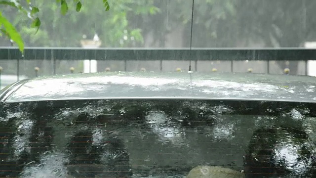 模糊的大雨落在车顶上，聚焦到清晰