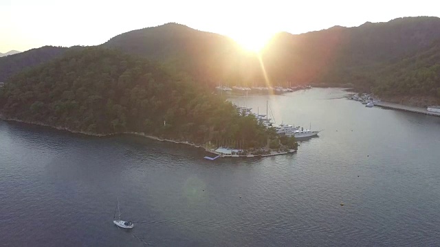日落时分，海上有白色游艇