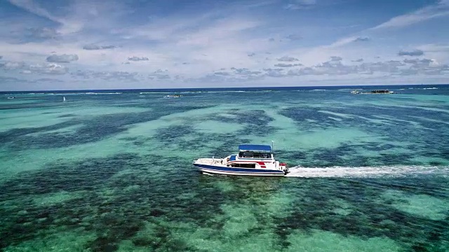 在蓬塔卡纳海滩附近加勒比海航行的快艇或游艇