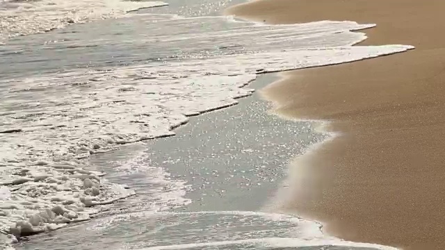 卡波圣卢卡斯的海景，大浪冲击着沙滩。