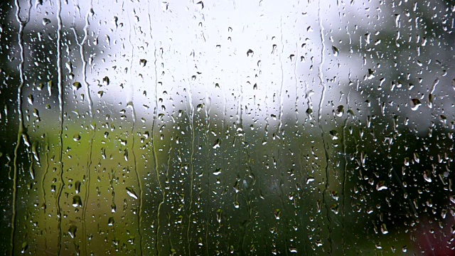 雨滴落在窗户上