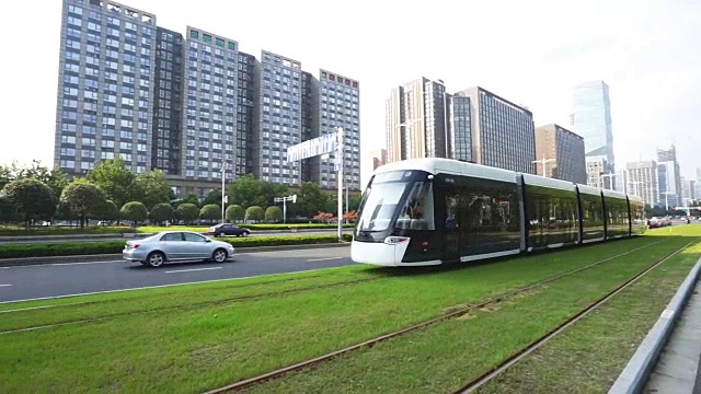 现代的有轨电车在现代城市的市中心运行