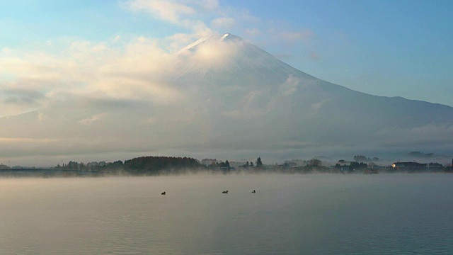 秋天的富士山和川口湖有晨雾