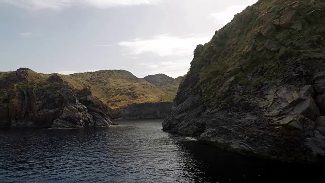 环绕火山岛巡航