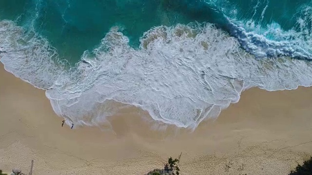 详情图-海浪撞击海滩的4K无人机镜头鸟瞰图。