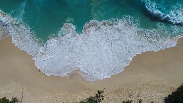 详情图-海浪撞击海滩的4K无人机镜头鸟瞰图。