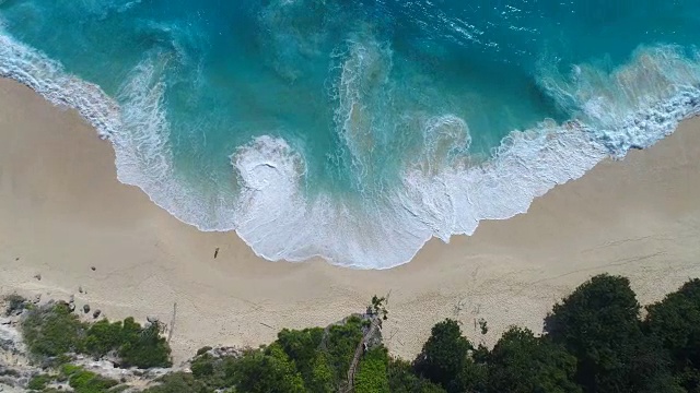 详情图-海浪撞击海滩的4K无人机镜头鸟瞰图。
