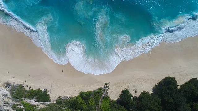 详情图-海浪撞击海滩的4K无人机镜头鸟瞰图。