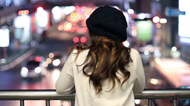 詳情圖-一個孤獨的亞洲女人的肖像，在夜晚的戶外