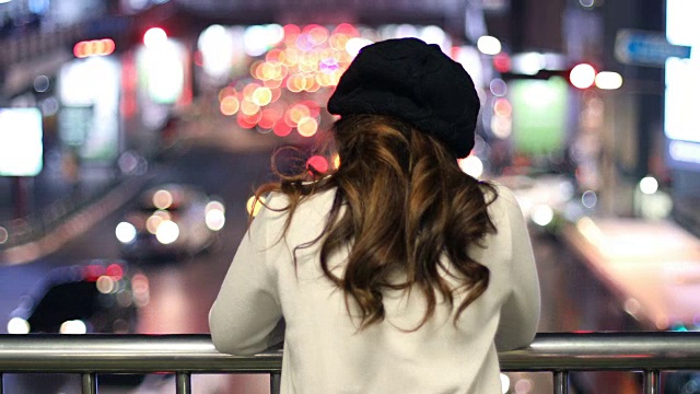 詳情圖-一個孤獨的亞洲女人的肖像，在夜晚的戶外