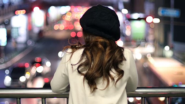 詳情圖-一個孤獨的亞洲女人的肖像，在夜晚的戶外