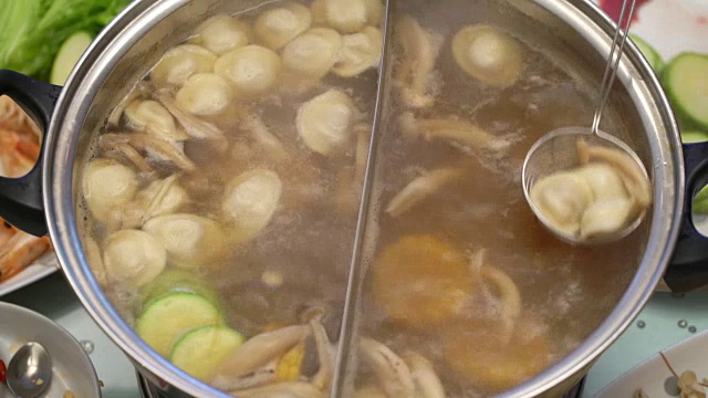 详情图-概念火锅家庭烹饪。从沸腾的汤中取出玉米、蘑菇和饺子