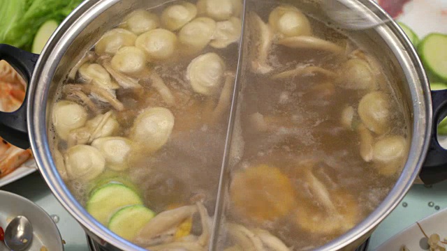 详情图-概念火锅家庭烹饪。从沸腾的汤中取出玉米、蘑菇和饺子