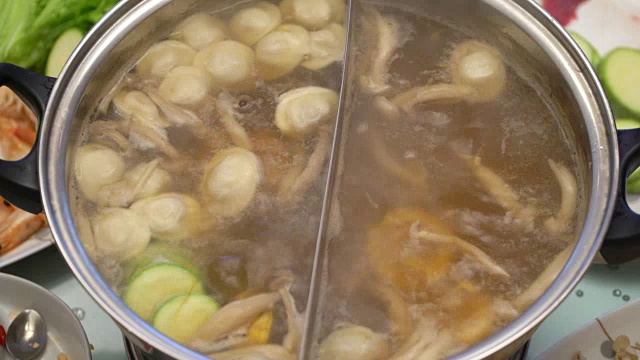 详情图-概念火锅家庭烹饪。从沸腾的汤中取出玉米、蘑菇和饺子
