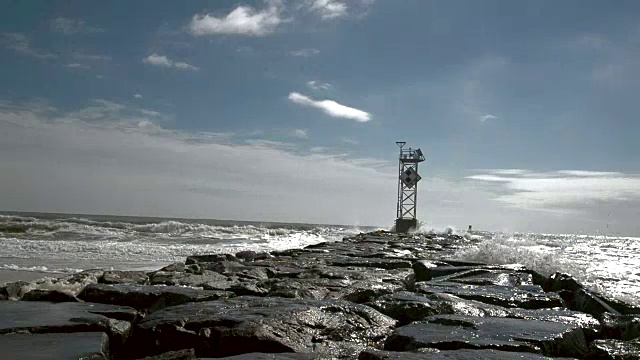 海洋城市海滩风暴潮和冲浪