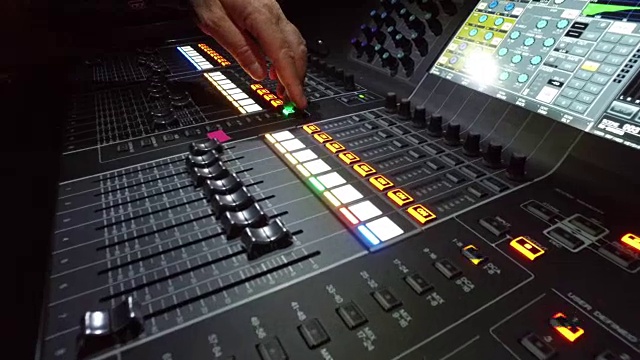 专业的音频混音控制台，带有渐变和调节旋钮-收音机/电视广播，4k定位仪，公众无票务活动