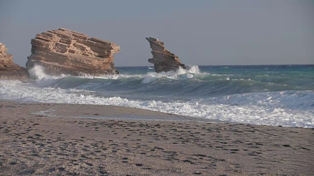 岩石海岸线上的海浪(全高清