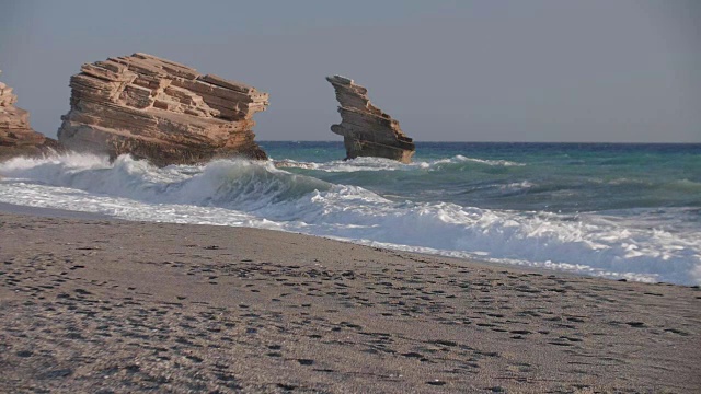 岩石海岸线上的海浪(全高清