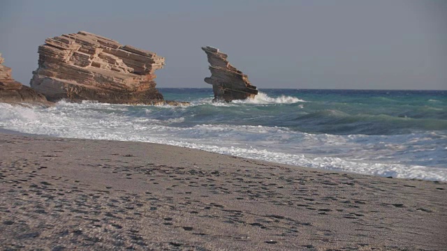 岩石海岸线上的海浪(全高清