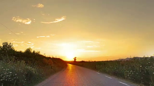 日落时分在乡村公路上行驶，4千块