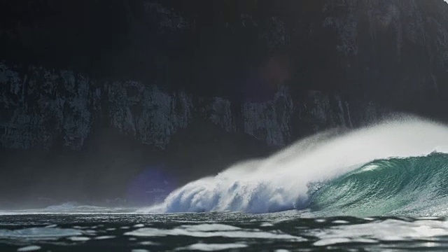 詳情圖-美麗的海浪在新西蘭以慢鏡頭打破。
