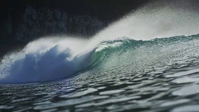 詳情圖-美麗的海浪在新西蘭以慢鏡頭打破。