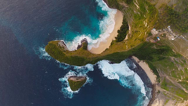 从空中俯瞰在努沙佩尼达的克林金海滩，印度尼西亚巴厘岛。无人机俯视图4k拍摄。