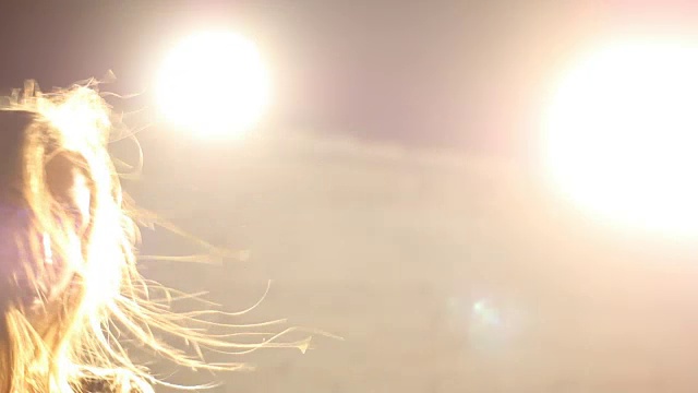 詳情圖-年輕性感的女人25-30和很長的飄逸的頭發(fā)跳舞在晚上戶外。