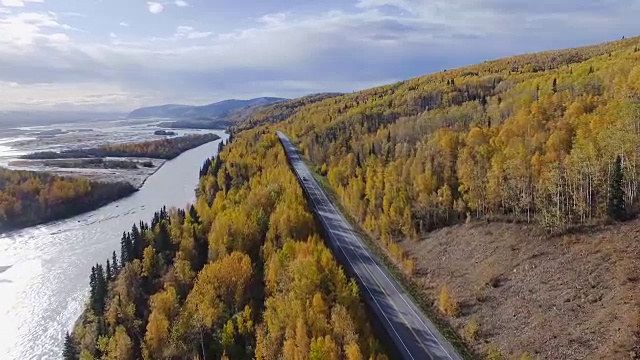 在美国阿拉斯加州理查森高速公路上行驶的汽车