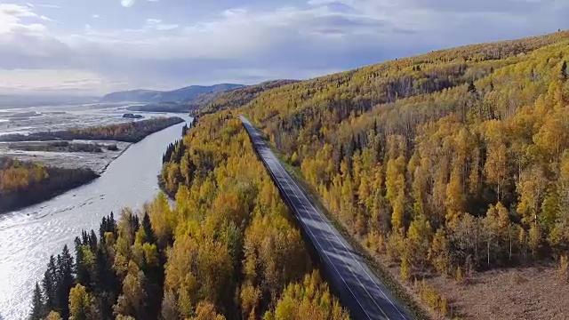 詳情圖-在美國阿拉斯加州理查森高速公路上行駛的汽車
