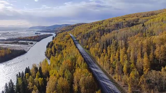 詳情圖-在美國阿拉斯加州理查森高速公路上行駛的汽車