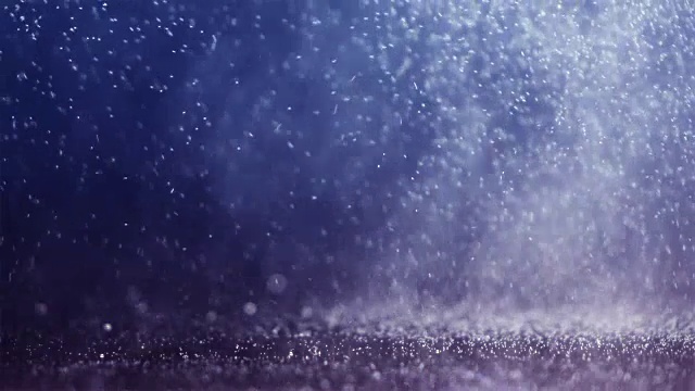 水喷在半蓝半紫的背景上