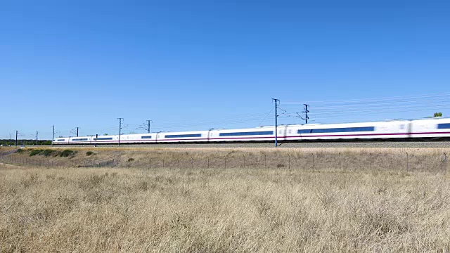 铁路上的高速列车