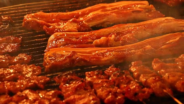在泰国清迈街头市场烤猪肉