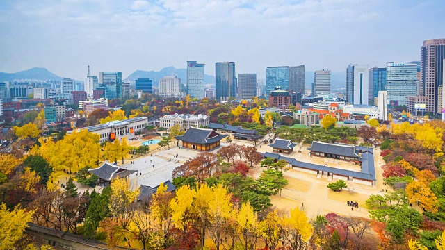 韩国首尔德sugung皇宫和首尔市政厅的秋天。