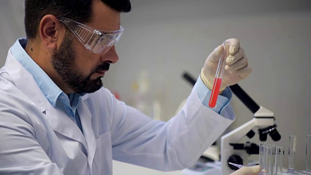 进行化学实验的大胡子科学家