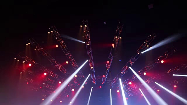 演唱会的舞台灯光