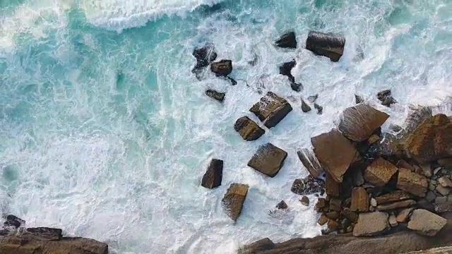 詳情圖-海浪在巖石海灘傍晚鳥瞰圖