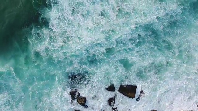 詳情圖-海浪在巖石海灘傍晚鳥瞰圖