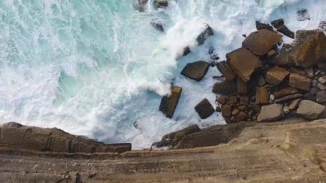 詳情圖-海浪在巖石海灘傍晚鳥瞰圖