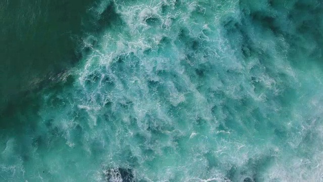 詳情圖-海浪在巖石海灘傍晚鳥瞰圖
