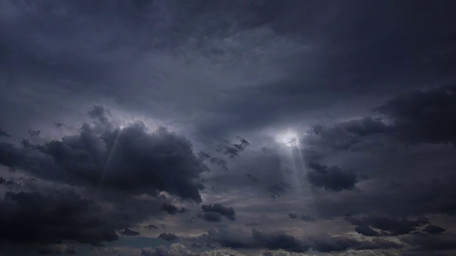 太阳光线下的暴风雨之夜