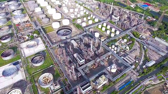 鸟瞰图附近的炼油厂河，曼谷，泰国。早晨在有复杂管道的化工厂周围飞行