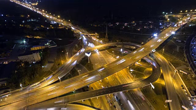 高速公路立交桥上的交通。空中夜景延时城市交通。UHD