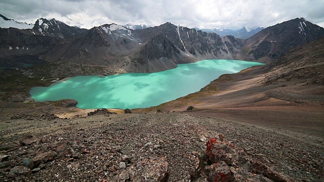阿拉库尔湖位于吉尔吉斯斯坦天山山脉