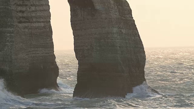 埃特尔塔的大浪拍打着悬崖峭壁